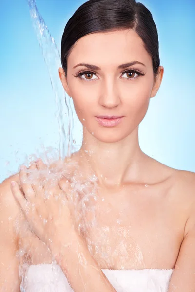 Sauberes Gesicht und Wasserstrahl — Stockfoto