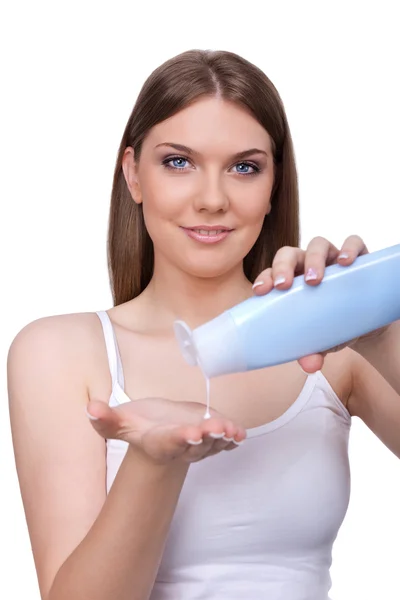 Молода жінка використовує крем для тіла — стокове фото