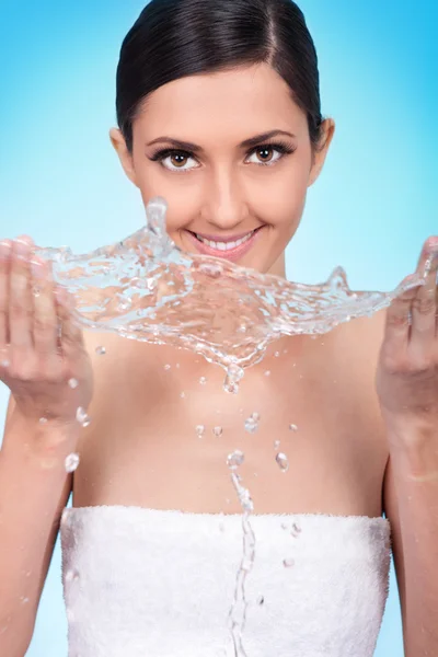 Mulher bonito lavar o rosto com água — Fotografia de Stock