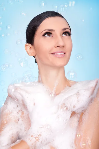 Hermosa joven morena en espuma y burbujas —  Fotos de Stock