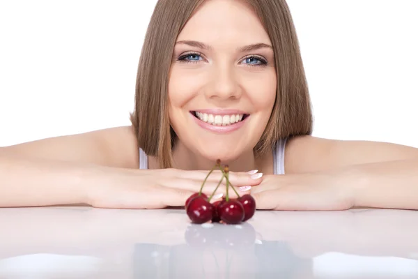 Lachende vrouw met cherry — Stockfoto