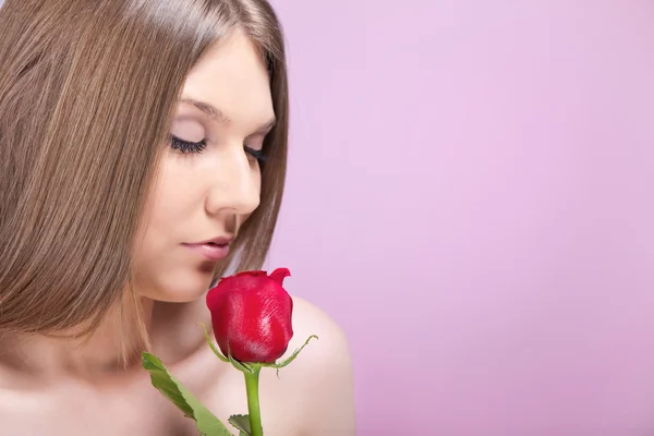 Жінка пахнуть троянди — стокове фото