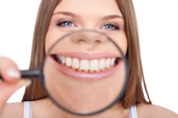 女性は彼女の健康な歯を見せて — ストック写真