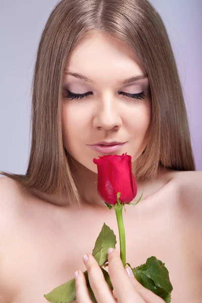 Beauté jeune fille sentant rose — Photo