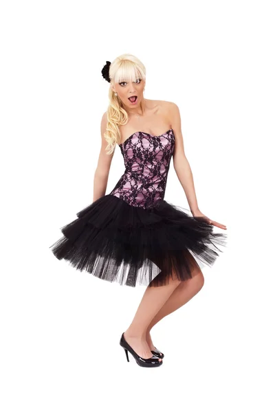 Blond tjej i en kort klänning med vind — Stockfoto