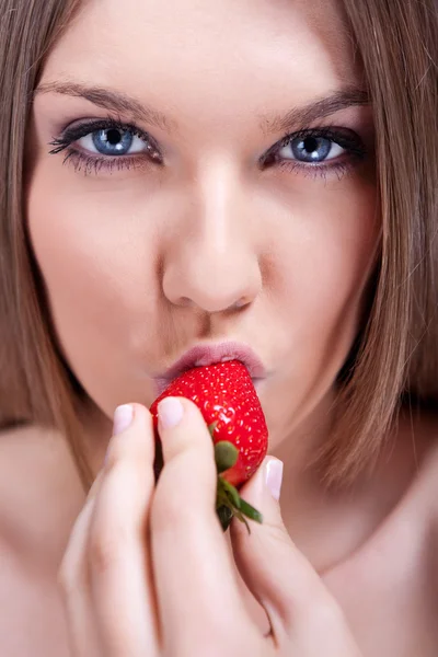 Κορίτσι με φράουλα — Φωτογραφία Αρχείου