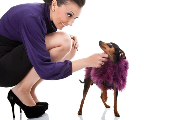 Süslü köpeğiyle dolaşan seksi kadın — Stok fotoğraf