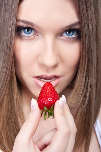 Όμορφη κοπέλα με φράουλα — Φωτογραφία Αρχείου