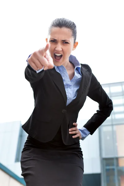 Разгневанная деловая женщина на открытом воздухе — стоковое фото