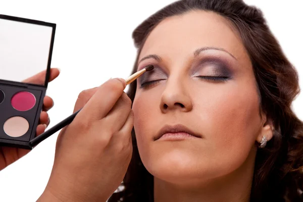 Make-up artiest toepassing van oogschaduw — Stockfoto