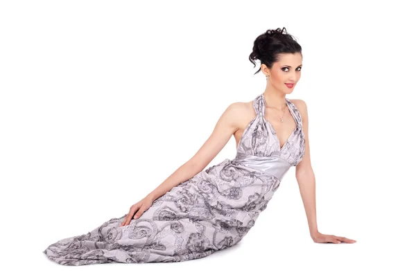 ファッショナブルな女性のエレガントなドレスでポーズ — ストック写真