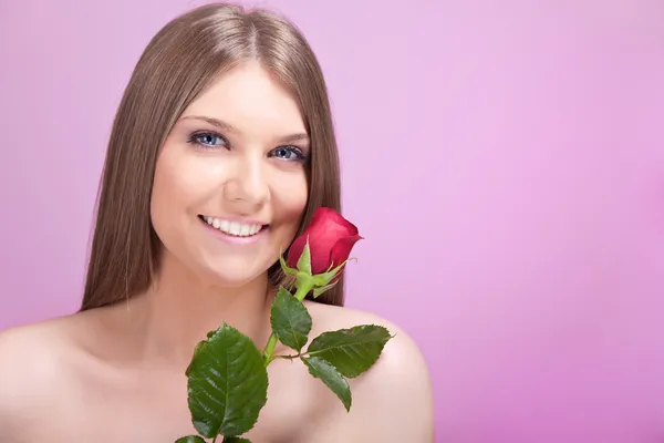 Usměvavá dívka s růží — Stock fotografie