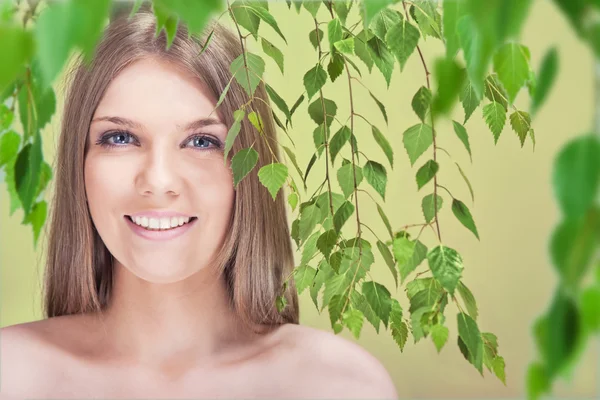 Donna sorridente con foglie — Foto Stock