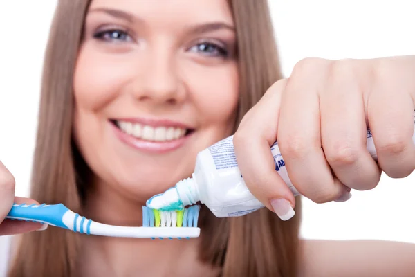 Schoonheid jonge vrouw haar tanden poetsen — Stockfoto