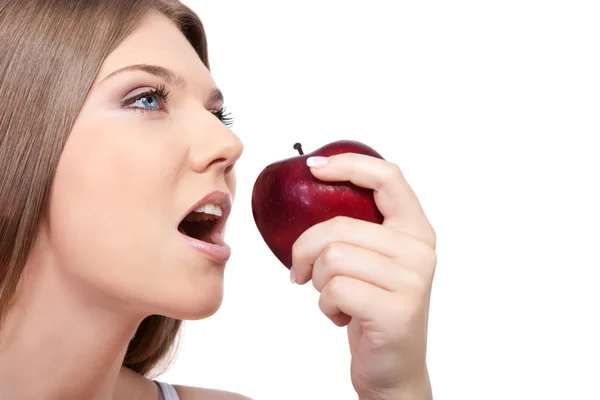 Kobieta jedząca czerwone jabłko — Zdjęcie stockowe