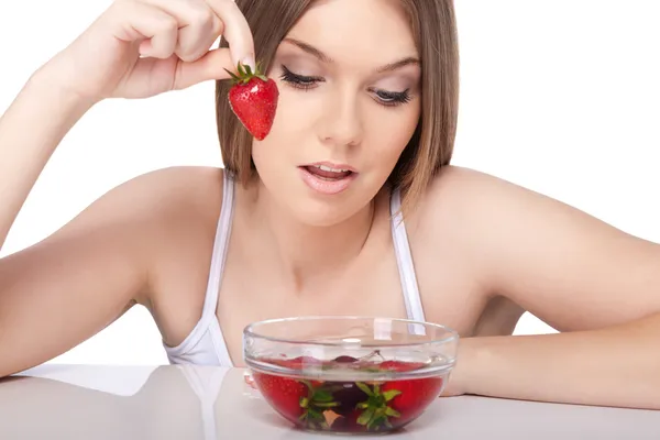 Γυναίκα τρώει φράουλες — Φωτογραφία Αρχείου