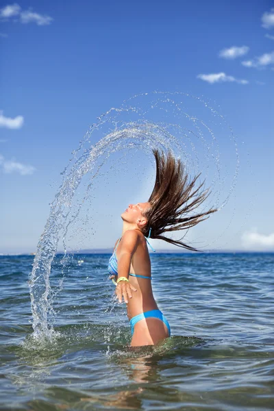 Vonzó lány a vízben — Stock Fotó