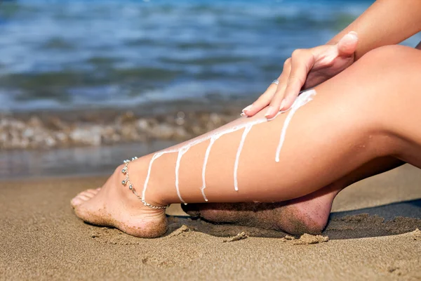 日焼け止め化粧水を適用する女性 — ストック写真