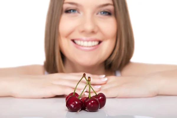 Ragazza sorridente con ciliegie — Foto Stock