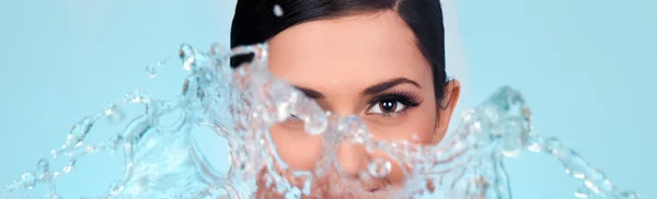Vrouw gezicht met splash water — Stockfoto