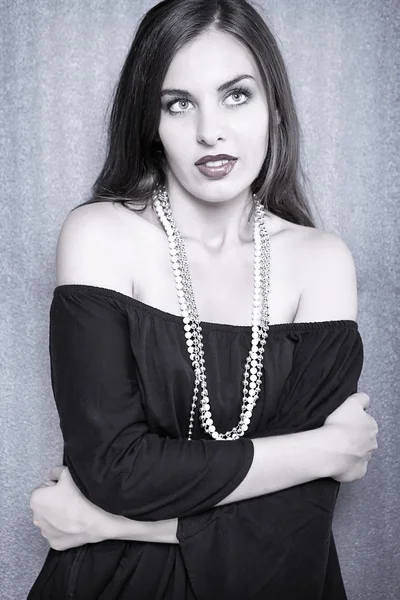 Прекрасна дівчина з перлами — стокове фото