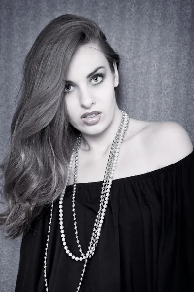 Sexy mujer de moda con perlas — Foto de Stock