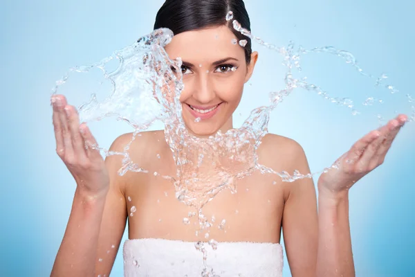Donna lavarsi il viso con acqua — Foto Stock