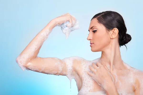 Vrouw in zeep schuim — Stockfoto