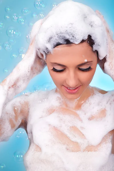Frau wäscht sich die Haare mit Shampoo — Stockfoto