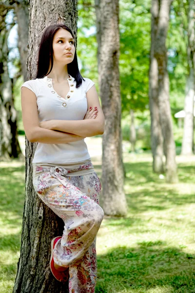 Kobieta myślenia w parku — Zdjęcie stockowe