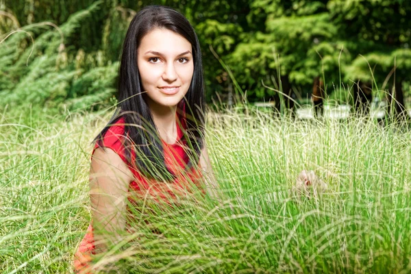 Jovem mulher na grama — Fotografia de Stock