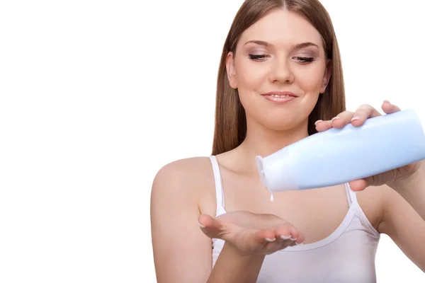 Femme utilisant la lotion corporelle — Photo
