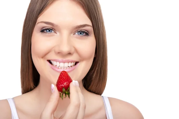 Χαμογελαστή γυναίκα με φράουλα — Φωτογραφία Αρχείου