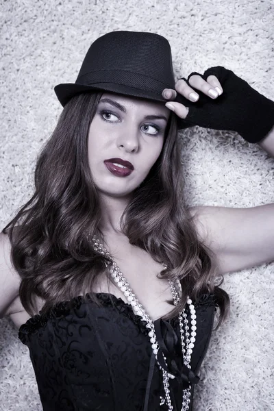 Modelka pózuje s kloboukem — Stock fotografie
