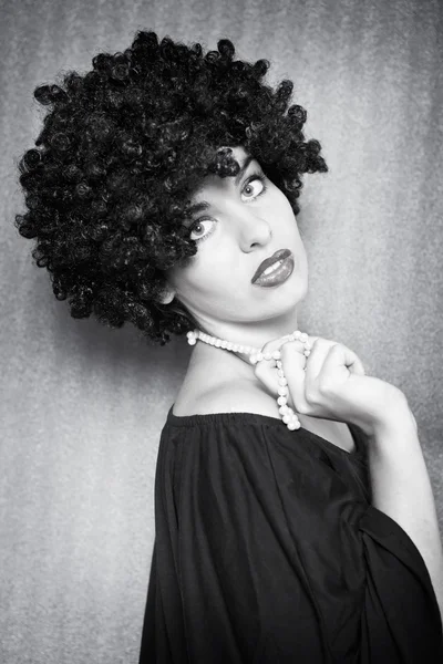 Модна модель з афро зачіскою — стокове фото