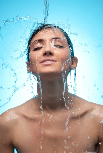 Vrouw onder splash van water — Stockfoto