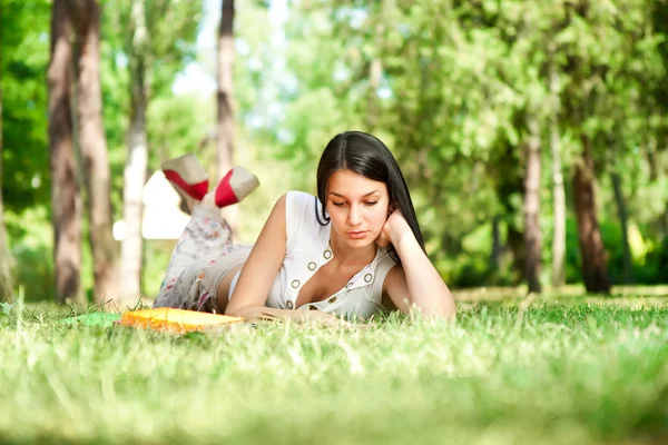 Studente ragazza lettura libro nel parco — Foto Stock