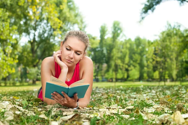 Estudante menina leitura livro ao ar livre — Fotografia de Stock