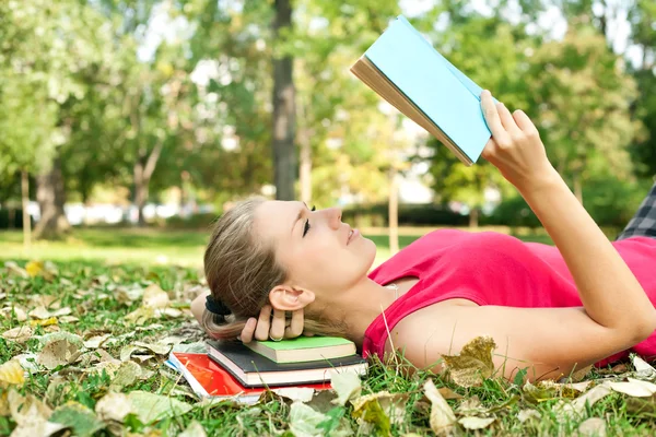 Mulheres concentram-se na leitura — Fotografia de Stock