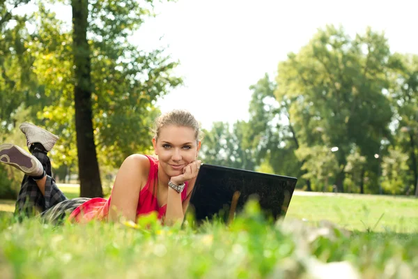 Frau mit Laptop im Park — Stockfoto