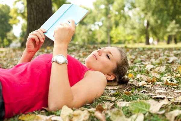 Relajante con libro en el parque — Foto de Stock