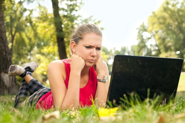 ノート パソコンで探している怒っている女性 — ストック写真