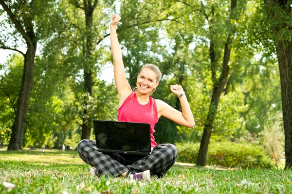 Dizüstü bilgisayar ile mutlu bir kadın — Stok fotoğraf