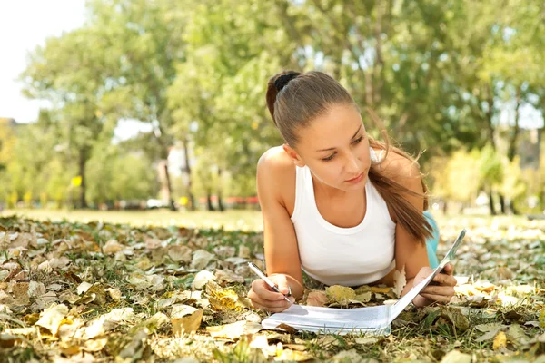 Koncentrat studentów dziewczyna pisze — Zdjęcie stockowe