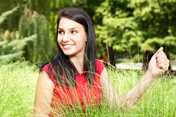 Usmívající se dívka v trávě — Stock fotografie