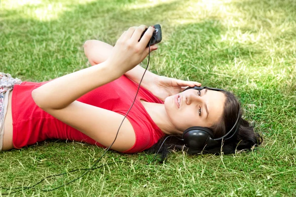 Woman relaxing in park — Stock Photo, Image