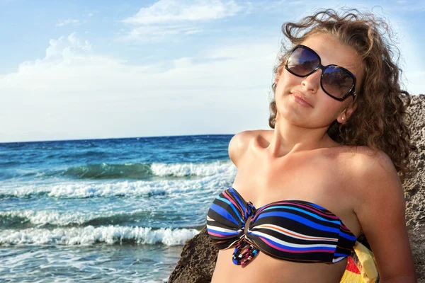Donna in bikini prendere il sole — Foto Stock