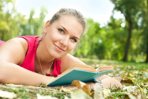 Piękną studentkę czytania książki w parku — Zdjęcie stockowe