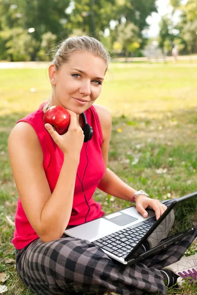 Junge Frau mit Laptop im Freien — Stockfoto