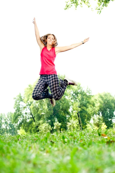 Девушка прыгает в парке — стоковое фото